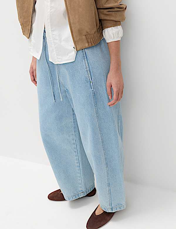 Pull-on-Barreljeans mit hohem Bund - AT