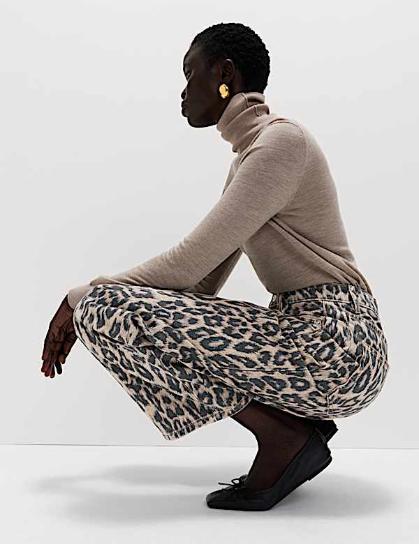 Jeans barrel de talle medio con estampado de animales - US