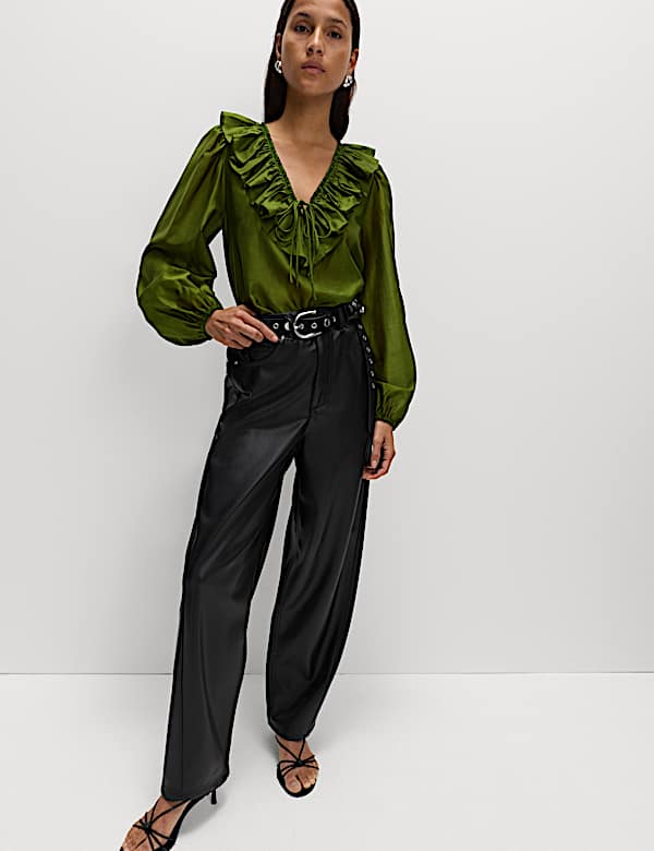 מכנסיים במראה עור ובגזרת גזר - IL