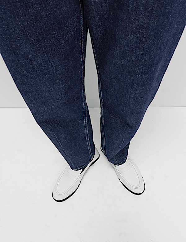 Mid Rise Dart Detail Barrel Jeans