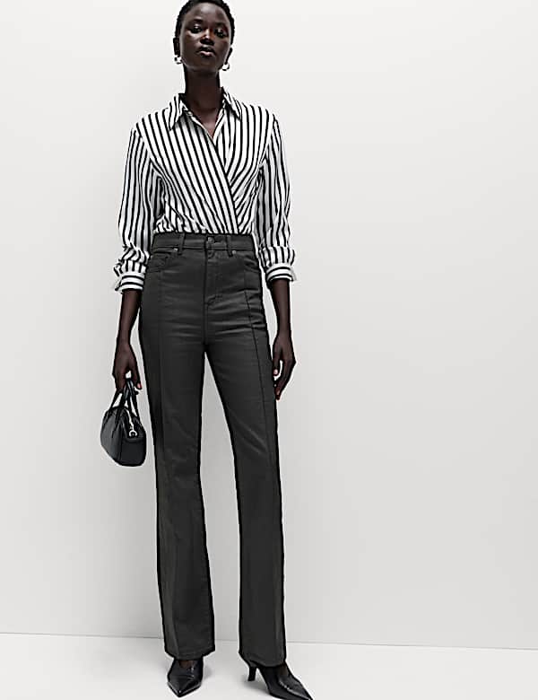 ג'ינס צמוד מתרחב בגימור מצופה עם קפלים - IL