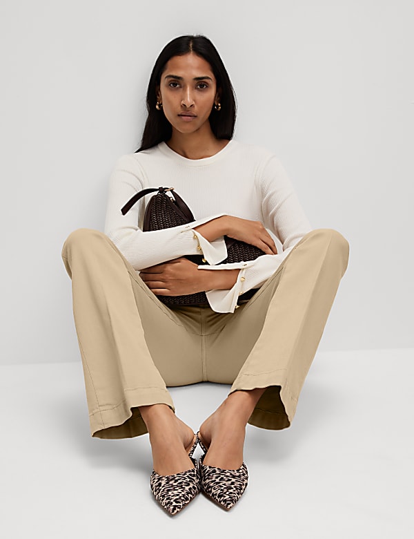 ג'ינס עם מותניים גבוהים, רגל צרה מתרחבת וקפל קדמי - IL