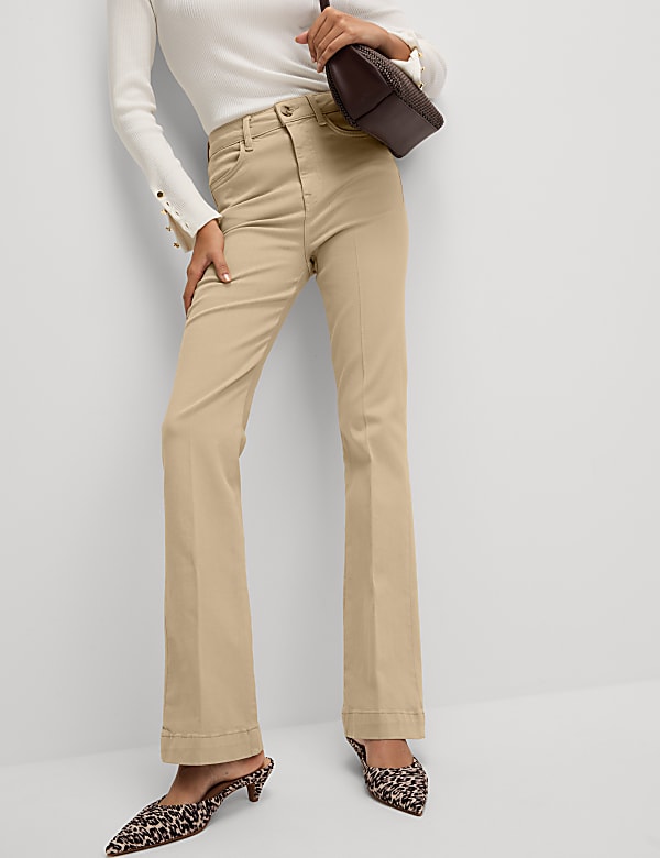 ג'ינס עם מותניים גבוהים, רגל צרה מתרחבת וקפל קדמי - IL