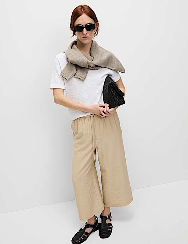 Kortere lyocell-rijke broek met wijde pijpen - NL