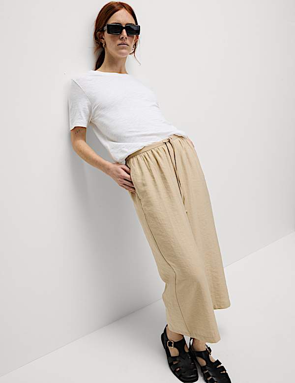 Kortere lyocell-rijke broek met wijde pijpen - NL