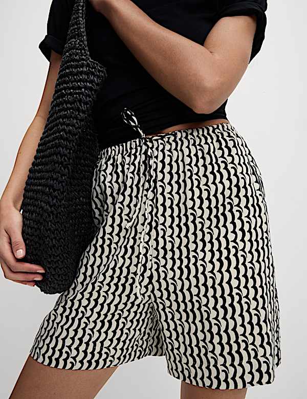 Hoch geschnittene Shorts aus reinem Twill mit Musterprint - DE