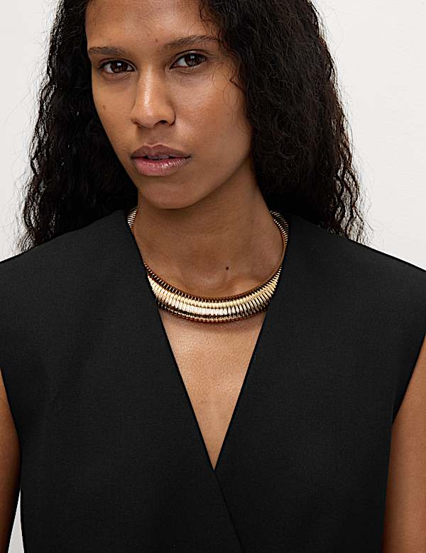 Plisségilet met knoopsluiting en V-hals - NL