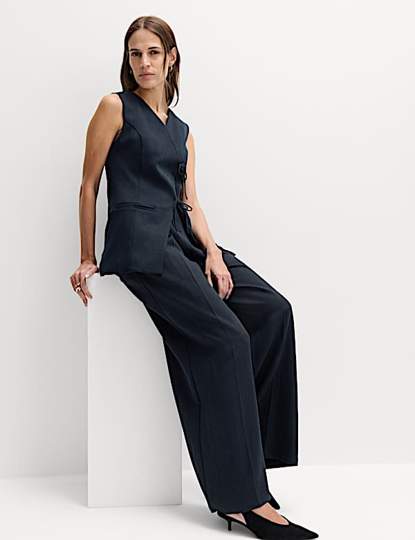 Vesta se zavazov&aacute;n&iacute;m vepředu s v&yacute;střihem do V a lnem - CZ