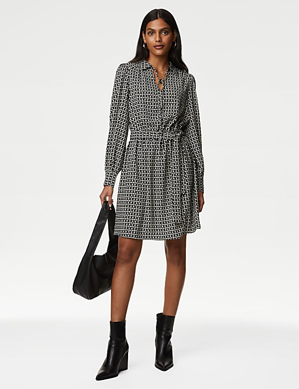 Robe chemise coupe courte avec encolure à nouer, ceinture et motif géométrique - FR