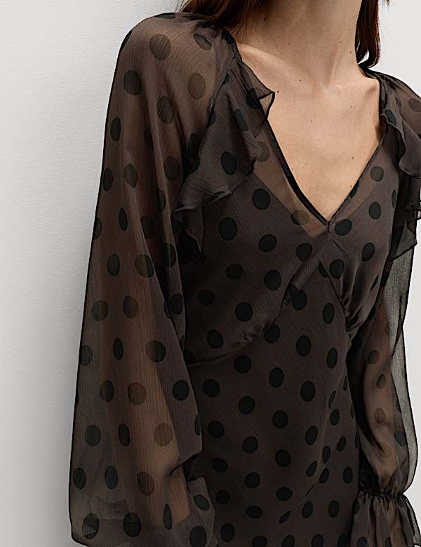 Robe midaxi &agrave; col en V, volant et motif pois - CH