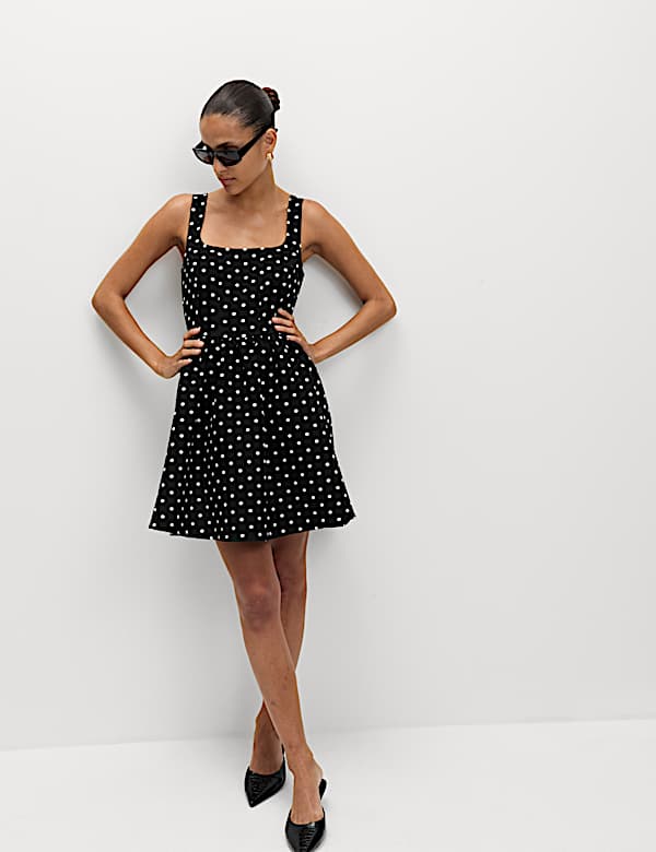 שמלת מיני אסופה במותניים עם צווארון מרובע - IL