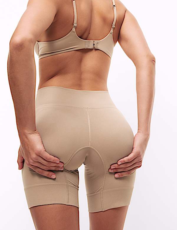 Cool Comfort™ Seamless Bum Boosting Shorts - CY