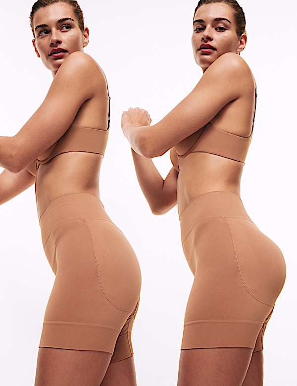 Cool Comfort™ Seamless Bum Boosting Shorts