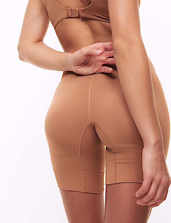 Cool Comfort™ Seamless Bum Boosting Shorts