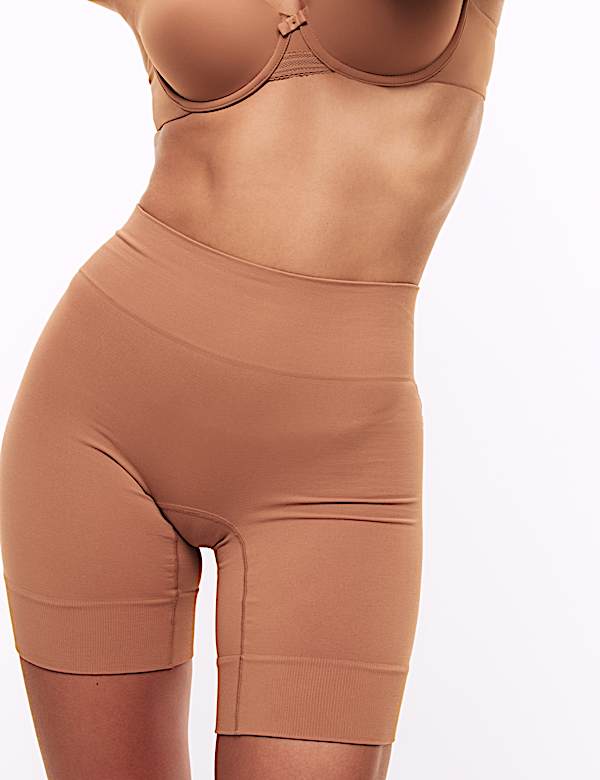 Cool Comfort™ Seamless Bum Boosting Shorts