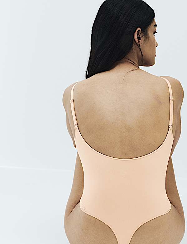 Figurformender, nahtloser Tanga-Body mit starkem Halt - DE