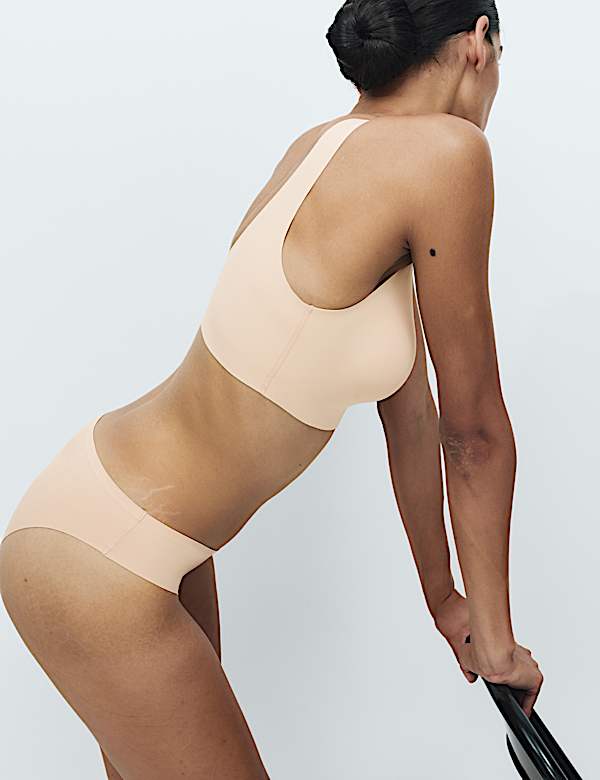 Body Invisibles&trade; V-Neck Crop Top F+