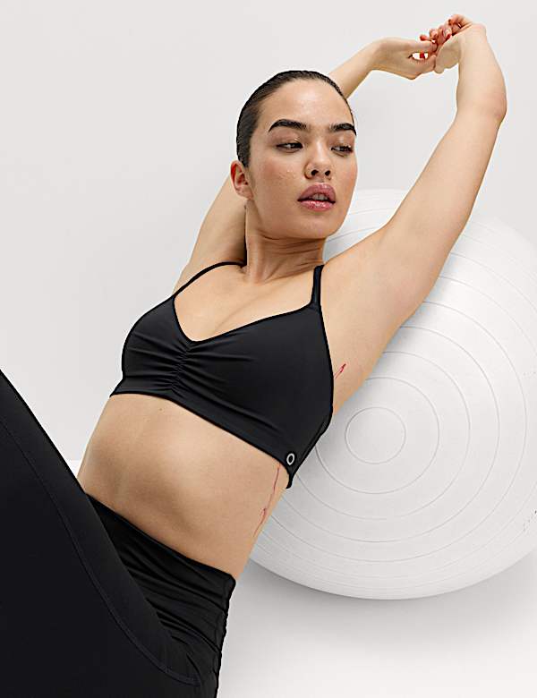 Tr&oacute;jkątny biustonosz sportowy bez fiszbin do mało intensywnych trening&oacute;w - PL