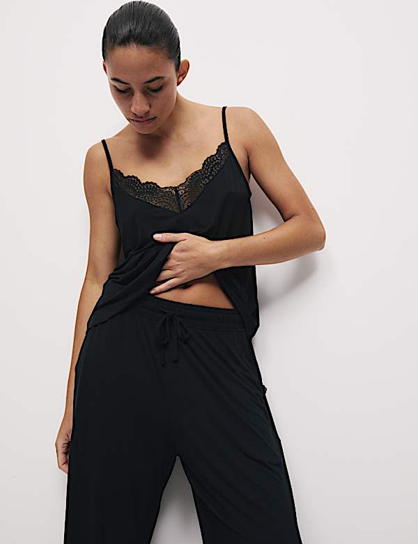 Schlafanzughose mit weitem Bein, Spitzendetails und Kordelzug - AT