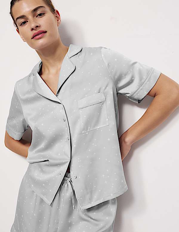 סט פיג'מת סטן קצרה עם צווארון מחויט והדפס כוכבים - IL