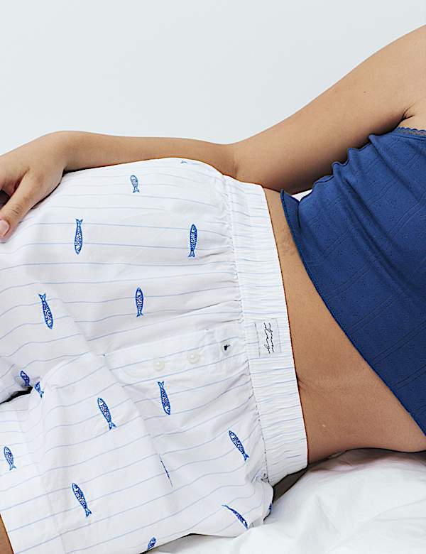 Korte pyjamabroek van popeline met geborduurd sardientjesmotief - BE