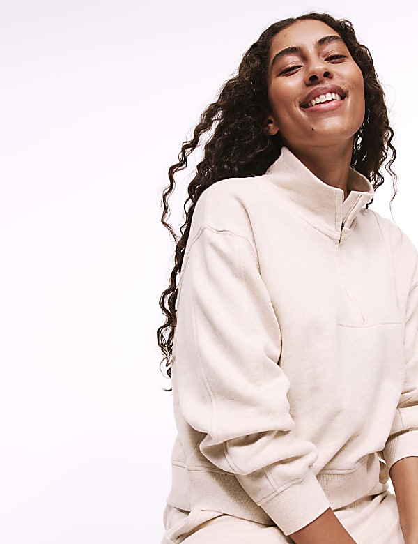 Lounge-Sweatshirt aus reiner Baumwolle mit Viertelrei&szlig;verschluss - AT