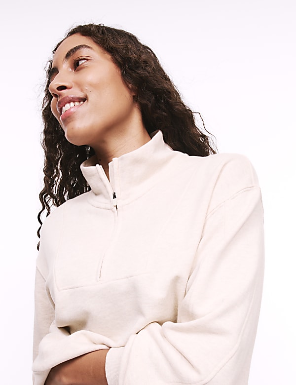 Lounge-Sweatshirt aus reiner Baumwolle mit Viertelrei&szlig;verschluss - AT