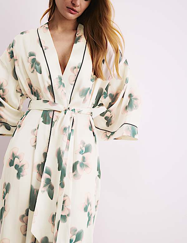 Robe de chambre en satin &agrave; manches larges et motif fleuri - CH