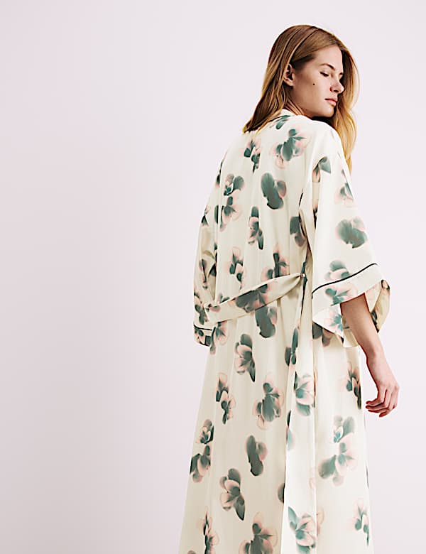Robe de chambre en satin &agrave; manches larges et motif fleuri - CH