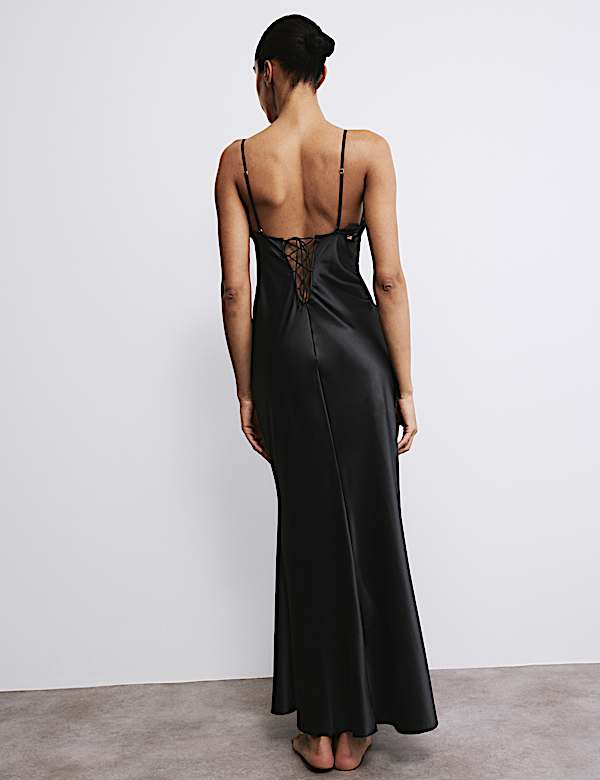 Nuisette longue en satin &agrave; bretelles et bordure en dentelle - BE