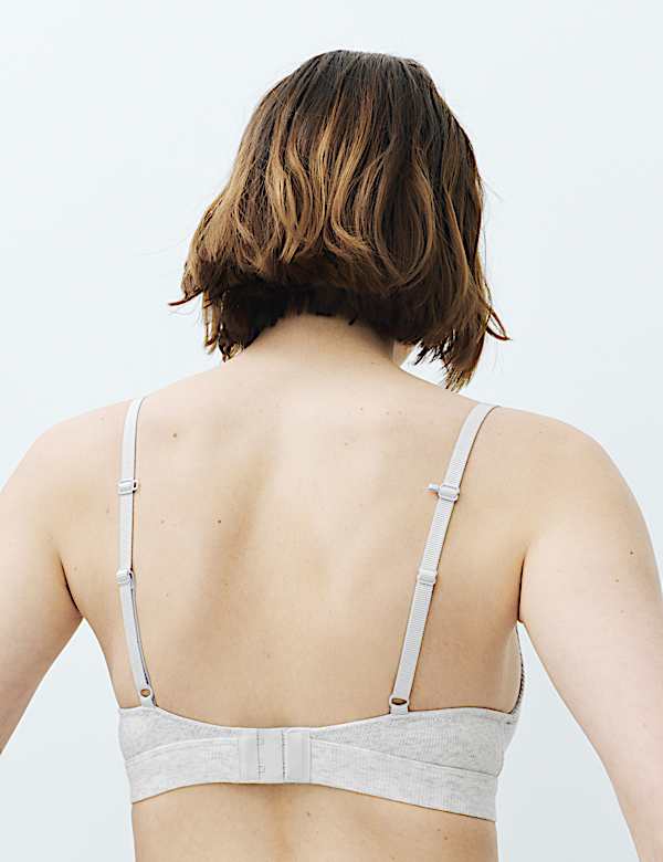 Soutien-gorge plongeant Juni sans armature &agrave; motif c&ocirc;tel&eacute;, bonnets A &agrave; E - BE