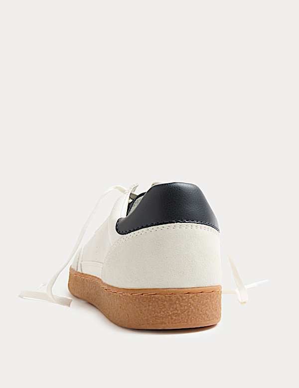 Turnschuhe zum Schn&uuml;ren im Retro-Look - AT