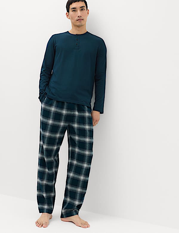 Pyjama en coton peign&eacute; &agrave; col boutonn&eacute; et carreaux - BE