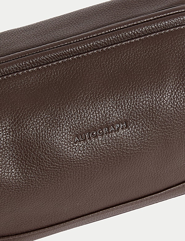Leather Pebble Grain Washbag - IS