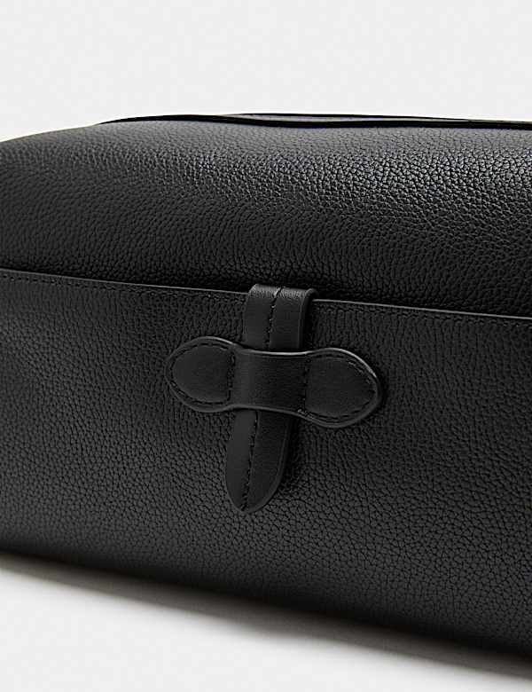 Mock Leather Pebble Grain Washbag - JE