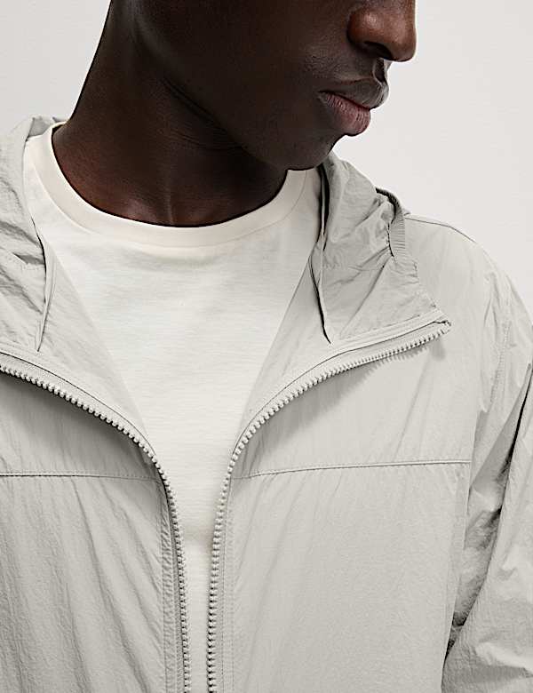 Chaqueta cortavientos ligera plegable con Stormwear&trade; - US