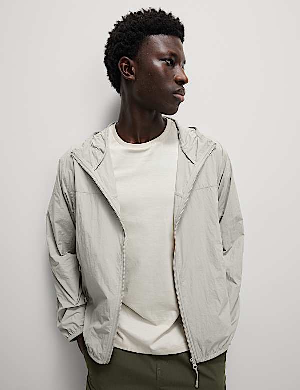 Chaqueta cortavientos ligera plegable con Stormwear&trade; - US