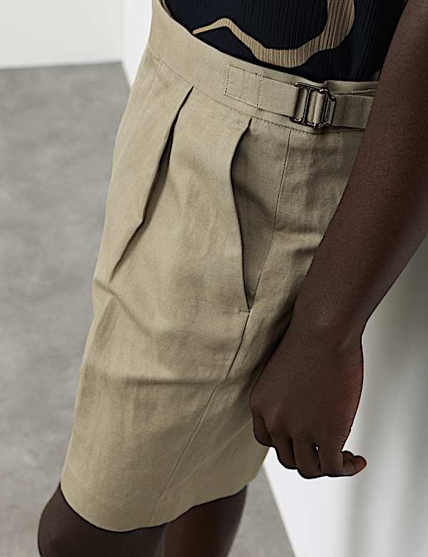 מכנסיים קצרים מתערובת כותנה ופשתן עם קפל קדמי - IL