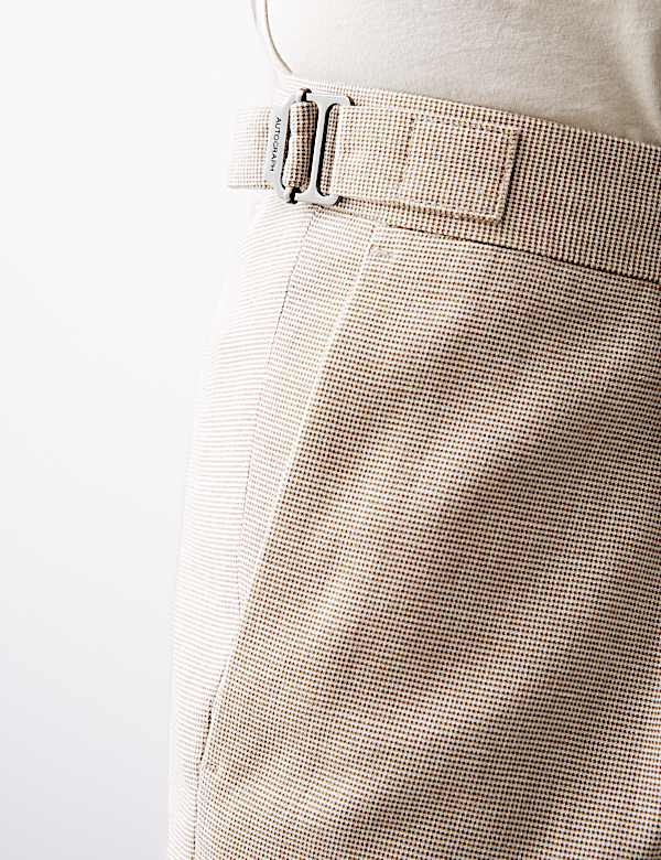 Schmal zulaufende Hose mit Bundfalte und Leinen - DE