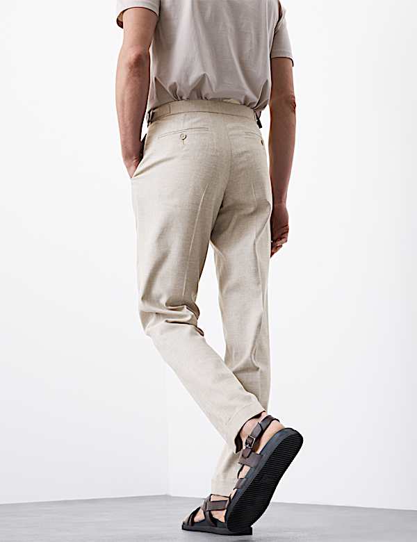 Schmal zulaufende Hose mit Bundfalte und Leinen - DE