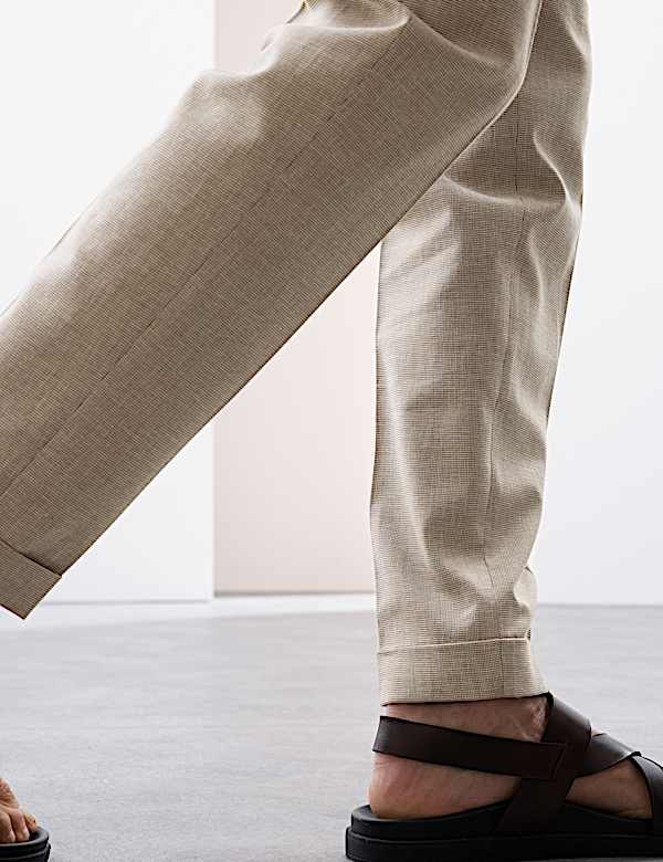 Schmal zulaufende Hose mit Bundfalte und Leinen - DE