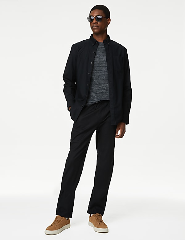 Schmal zulaufende Hose aus Leinenmischgewebe - DE