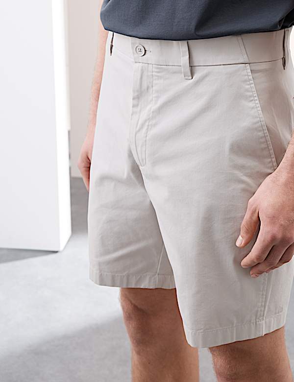 Superleichte Chinoshorts mit normaler Passform - AT