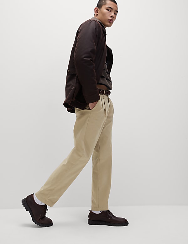 Chinosy o zwężanym kroju ze streczem i podwójną plisą - PL