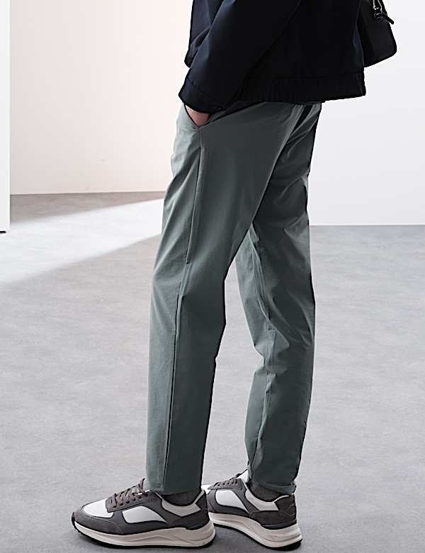 Chino coupe cintr&eacute;e de performance technique - FR