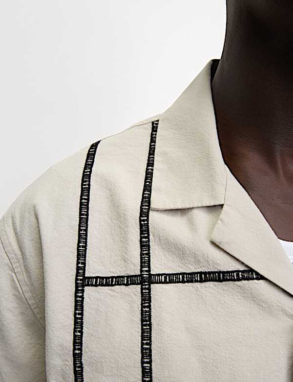 חולצה מבד עשיר בכותנה בגזרה נינוחה עם רקמת קווים - IL