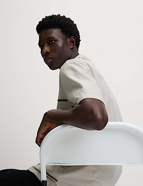 חולצה מבד עשיר בכותנה בגזרה נינוחה עם רקמת קווים - IL