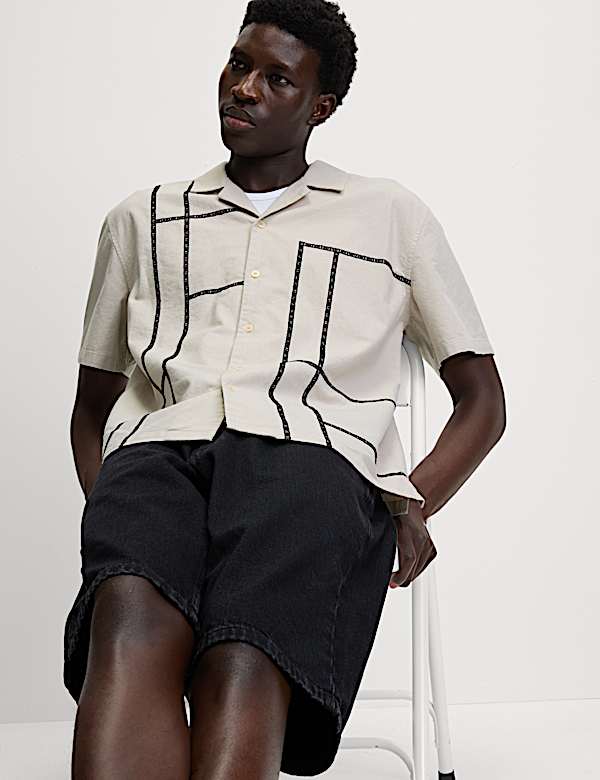 חולצה מבד עשיר בכותנה בגזרה נינוחה עם רקמת קווים - IL