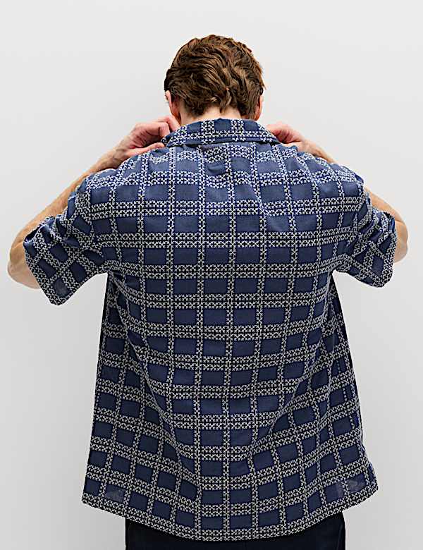 Haftowana koszula z kr&oacute;tkim rękawem z przewagą bawełny - PL