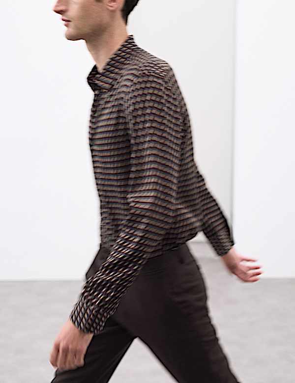 חולצה בגזרה רגילה עם הדפס גיאומטרי - IL